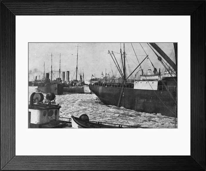 Framed Print : Vapeurs bloques dans la glace a Arkhangelsk. 1916. Creator: Unknown Framed Print : Vapeurs bloques dans la glace a Arkhangelsk. 1916. Creator: Unknown