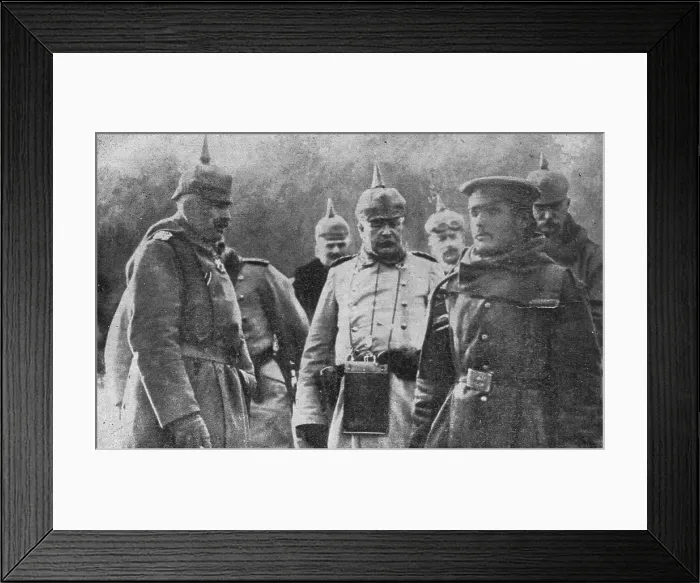 Framed Print : Hiver 1914-1915.--Guillaume II interrogeant lui-meme un prisonnier russe. 1915. Creator: Unknown Framed Print : Hiver 1914-1915.--Guillaume II interrogeant lui-meme un prisonnier russe. 1915. Creator: Unknown