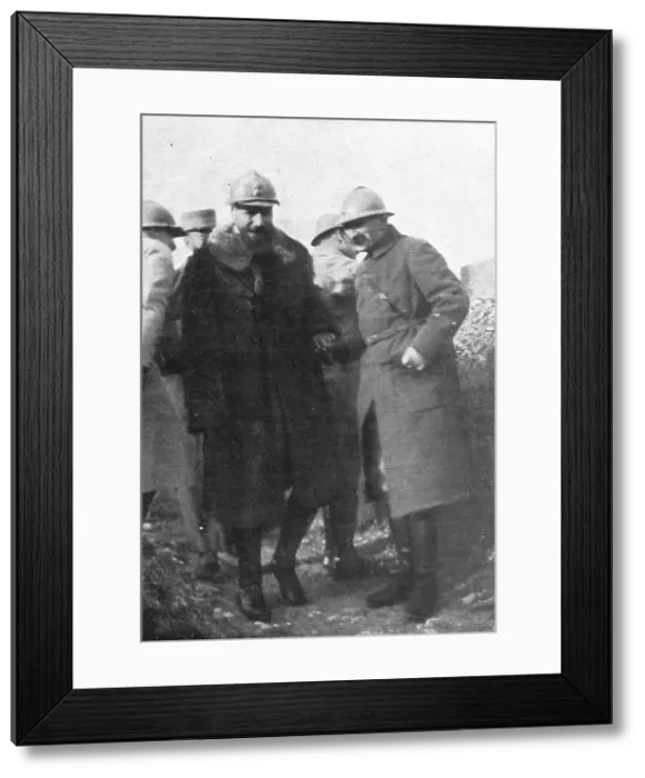 Framed Print : Sur le Front; Le general Gouraud inspecte ses lignes. 1915. Creator: Unknown Framed Print : Sur le Front; Le general Gouraud inspecte ses lignes. 1915. Creator: Unknown