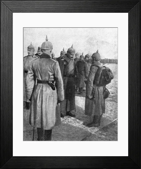 Framed Print : Decembre 1915.--Guillaume II, sur le front de la Strypa, en Galicie, parlant a un... 1915. Creator: Unknown Framed Print : Decembre 1915.--Guillaume II, sur le front de la Strypa, en Galicie, parlant a un... 1915. Creator: Unknown