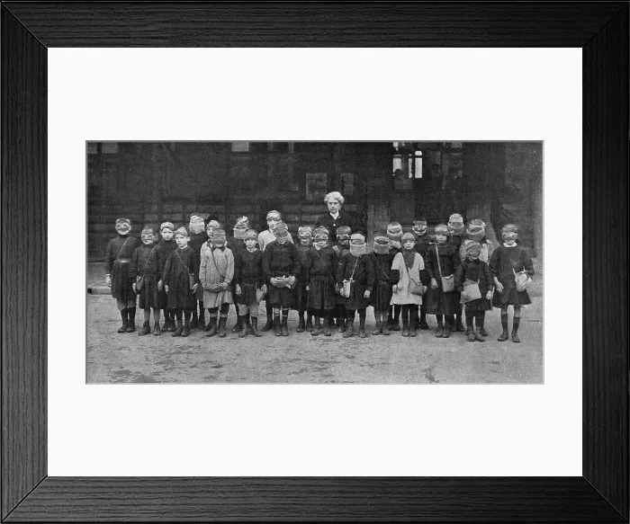 Framed Print : Les enfants d'une des ecoles primaires de Reims, avec leurs masques contre les gaz... 1916. Creator: Unknown Framed Print : Les enfants d'une des ecoles primaires de Reims, avec leurs masques contre les gaz... 1916. Creator: Unknown