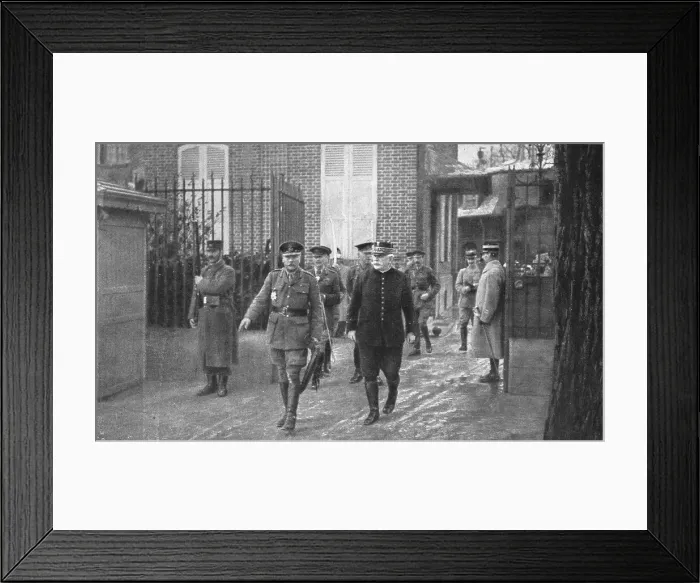 Framed Print : Le Nouveau Commandant en Chef des Armees Britanniques en France; Visite de Sir Douglas... 1916. Creator: Unknown Framed Print : Le Nouveau Commandant en Chef des Armees Britanniques en France; Visite de Sir Douglas... 1916. Creator: Unknown