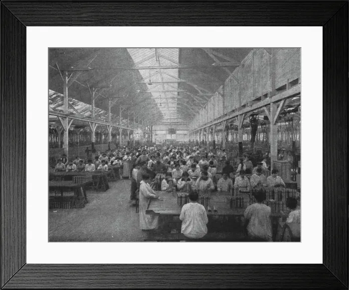 Framed Print : Les femmes dans les usines de guerre; Un atelier de femmes dans une usine... 1916. Creator: Unknown Framed Print : Les femmes dans les usines de guerre; Un atelier de femmes dans une usine... 1916. Creator: Unknown