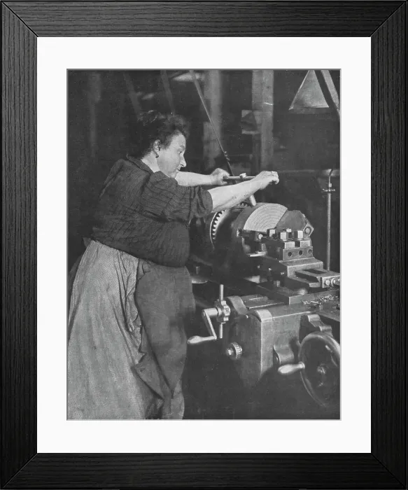 Framed Print : Les femmes dans les usines de guerre; Une travailleuse de l'usine de guerre, 1916. Creator: Unknown Framed Print : Les femmes dans les usines de guerre; Une travailleuse de l'usine de guerre, 1916. Creator: Unknown