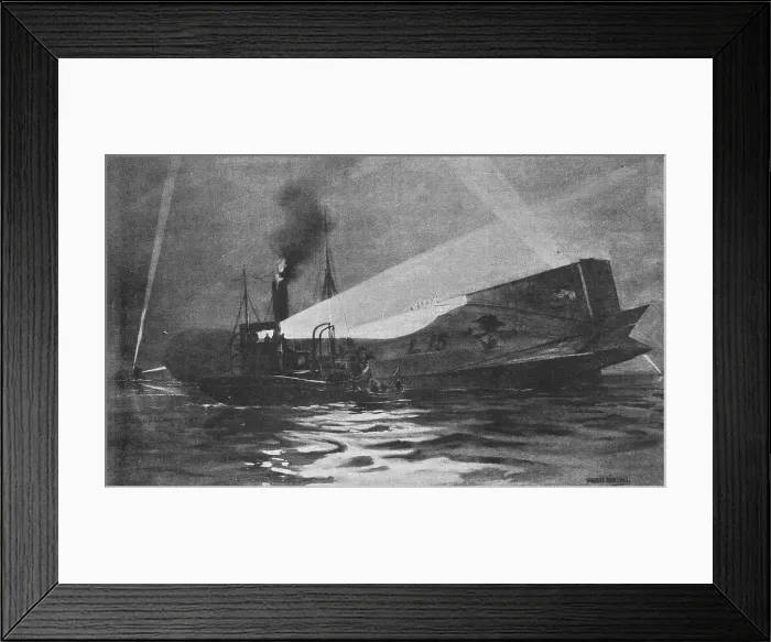 Framed Print : Le Zeppelin L-15 abattu dans l'estuaire de la Tamise; L'equipage du L-15 se rend... 1916. Creator: Maurice Randall. Le Zeppelin L-15 abattu dans l'estuaire de la Tamise; L'equipage du L-15 se rend... 1916. Creator: Maurice Randall Framed Print : Le Zeppelin L-15 abattu dans l'estuaire de la Tamise; L'equipage du L-15 se rend... 1916. Creator: Maurice Randall. Le Zeppelin L-15 abattu dans l'estuaire de la Tamise; L'equipage du L-15 se rend... 1916. Creator: Maurice Randall