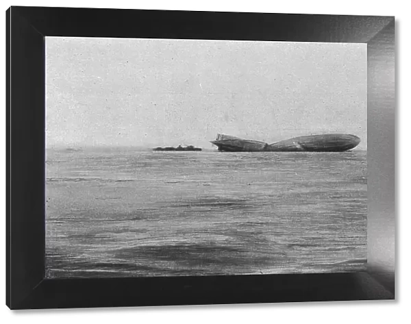 Le Zeppelin 'L-15' abattu dans l'estuaire de la Tamise; Le 'L-15' photographie au petit... 1916. Creator: Daily Sketch. Le Zeppelin 'L-15' abattu dans l'estuaire de la Tamise; Le 'L-15' photographie au petit... 1916