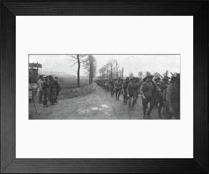 Framed Print : Sur le front occupe en France par de Nouvelles forces Britanniques; passage de troupes... 1916. Creator: Unknown Framed Print : Sur le front occupe en France par de Nouvelles forces Britanniques; passage de troupes... 1916. Creator: Unknown