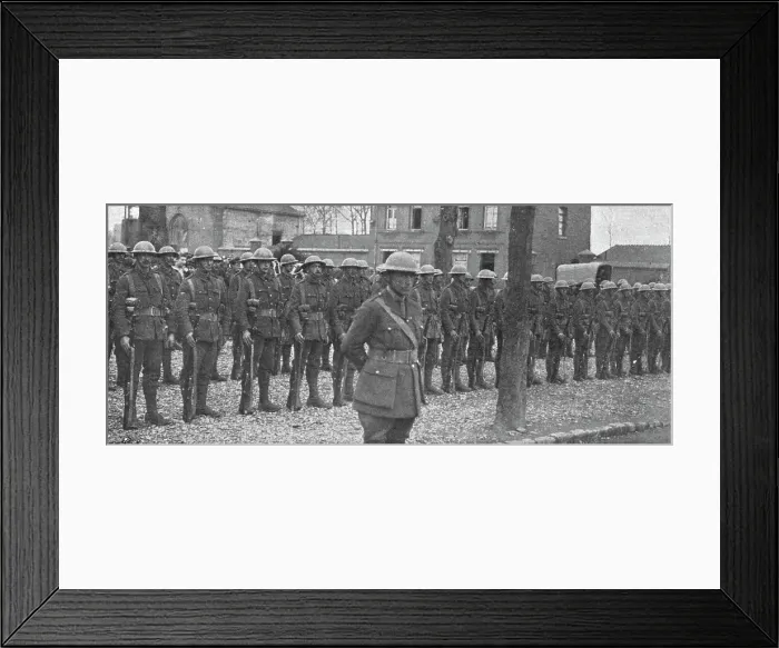 Framed Print : Sur le front occupe en France par de Nouvelles forces Britanniques; Le nouveau casque... 1916. Creator: Unknown Framed Print : Sur le front occupe en France par de Nouvelles forces Britanniques; Le nouveau casque... 1916. Creator: Unknown