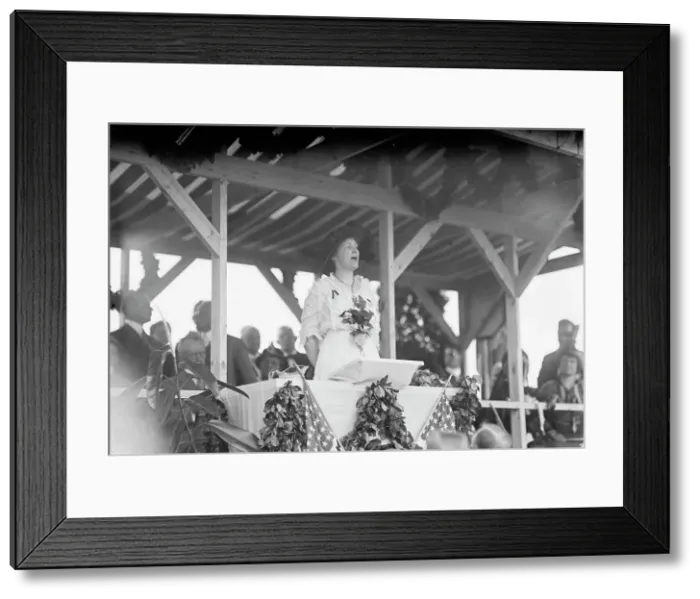 Framed Print : Confederate Monument - Arlington National Cemetery. Mrs. Daisy McLaurin Stevens, President... 1914. Creator: Harris & Ewing. Confederate Monument - Arlington National Cemetery. Mrs. Daisy McLaurin Stevens, President... 1914 Framed Print : Confederate Monument - Arlington National Cemetery. Mrs. Daisy McLaurin Stevens, President... 1914. Creator: Harris & Ewing. Confederate Monument - Arlington National Cemetery. Mrs. Daisy McLaurin Stevens, President... 1914
