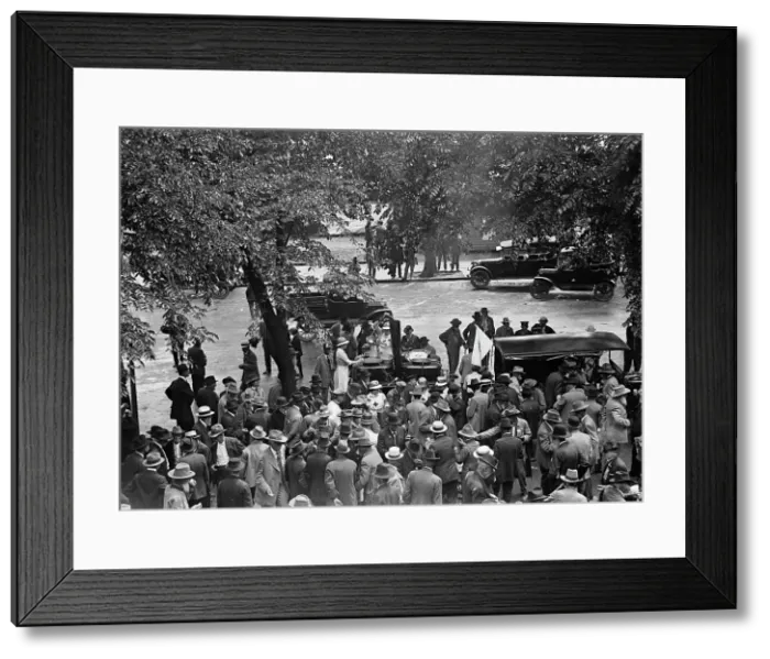 Framed Print : Confederate Reunion - Canteen Lunch, 1917. Creator: Harris & Ewing. Confederate Reunion - Canteen Lunch, 1917. Creator: Harris & Ewing Framed Print : Confederate Reunion - Canteen Lunch, 1917. Creator: Harris & Ewing. Confederate Reunion - Canteen Lunch, 1917. Creator: Harris & Ewing