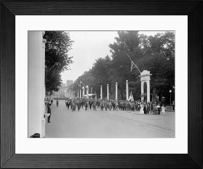Framed Print : Confederate Reunion - Parade Passing Through Court of Honor, 1917. Creator: Harris & Ewing. Confederate Reunion - Parade Passing Through Court of Honor, 1917. Creator: Harris & Ewing Framed Print : Confederate Reunion - Parade Passing Through Court of Honor, 1917. Creator: Harris & Ewing. Confederate Reunion - Parade Passing Through Court of Honor, 1917. Creator: Harris & Ewing