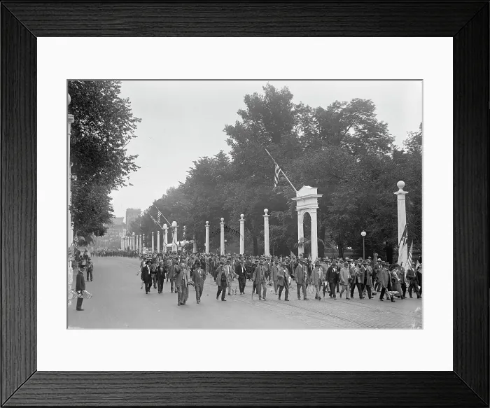 Framed Print : Confederate Reunion - Parade Passing Through Court of Honor, 1917. Creator: Harris & Ewing. Confederate Reunion - Parade Passing Through Court of Honor, 1917. Creator: Harris & Ewing Framed Print : Confederate Reunion - Parade Passing Through Court of Honor, 1917. Creator: Harris & Ewing. Confederate Reunion - Parade Passing Through Court of Honor, 1917. Creator: Harris & Ewing