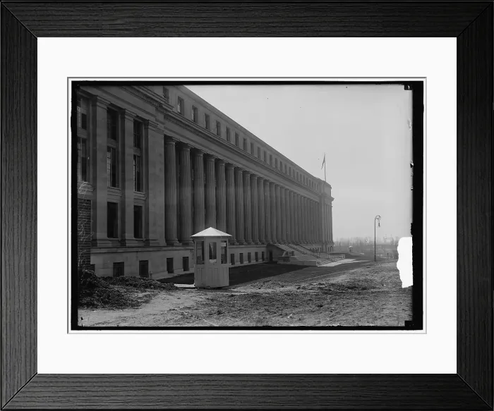 Framed Print : Bureau Of Engraving And Printing, between 1914 and 1918. Creator: Harris & Ewing. Bureau Of Engraving And Printing, between 1914 and 1918. Creator: Harris & Ewing Framed Print : Bureau Of Engraving And Printing, between 1914 and 1918. Creator: Harris & Ewing. Bureau Of Engraving And Printing, between 1914 and 1918. Creator: Harris & Ewing