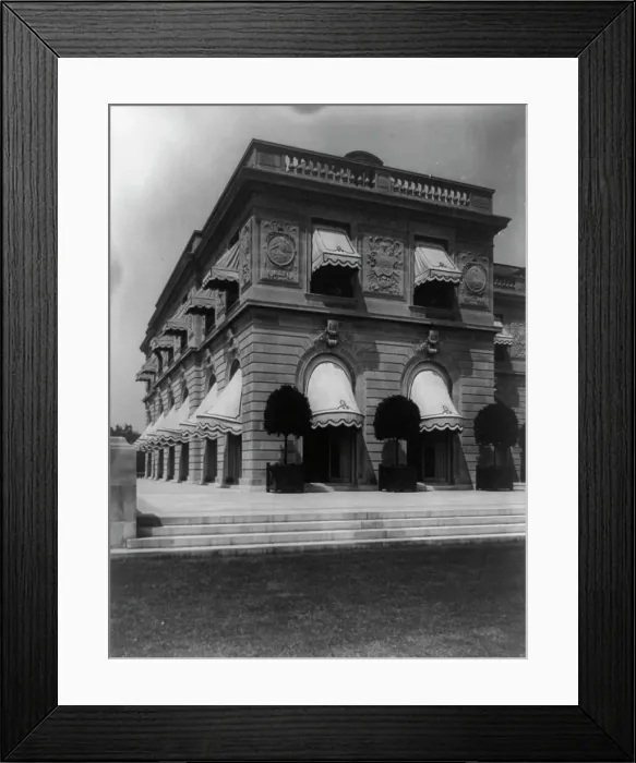 Framed Print : Hamilton Rice Home in Newport, Rhode Island, exterior view of side of... between 1917 and 1927. Creator: Frances Benjamin Johnston Framed Print : Hamilton Rice Home in Newport, Rhode Island, exterior view of side of... between 1917 and 1927. Creator: Frances Benjamin Johnston