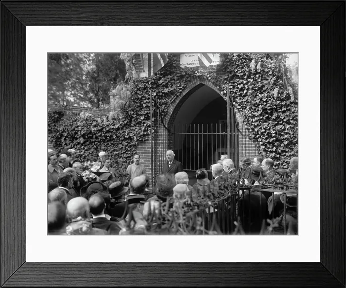 Framed Print : Allied Commission To U.S. At Mount Vernon: Groups At Tomb of Washington, 1917. Creator: Harris & Ewing. Allied Commission To U.S. At Mount Vernon: Groups At Tomb of Washington, 1917. Creator: Harris & Ewing Framed Print : Allied Commission To U.S. At Mount Vernon: Groups At Tomb of Washington, 1917. Creator: Harris & Ewing. Allied Commission To U.S. At Mount Vernon: Groups At Tomb of Washington, 1917. Creator: Harris & Ewing