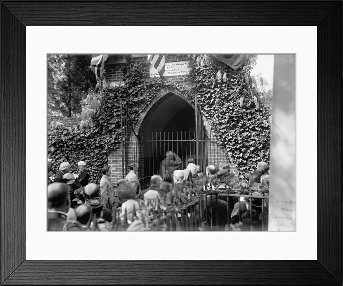 Framed Print : Allied Commission To U.S. At Mount Vernon: Joffre In Tomb of Washington, 1917. Creator: Harris & Ewing. Allied Commission To U.S. At Mount Vernon: Joffre In Tomb of Washington, 1917. Creator: Harris & Ewing Framed Print : Allied Commission To U.S. At Mount Vernon: Joffre In Tomb of Washington, 1917. Creator: Harris & Ewing. Allied Commission To U.S. At Mount Vernon: Joffre In Tomb of Washington, 1917. Creator: Harris & Ewing