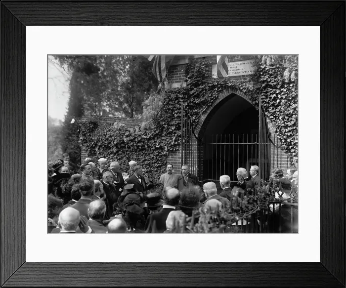 Framed Print : Allied Commission To U.S. At Mount Vernon: Viviani Speaking At Tomb of Washington, 1917. Creator: Harris & Ewing. Allied Commission To U.S. At Mount Vernon: Viviani Speaking At Tomb of Washington, 1917. Creator: Harris & Ewing Framed Print : Allied Commission To U.S. At Mount Vernon: Viviani Speaking At Tomb of Washington, 1917. Creator: Harris & Ewing. Allied Commission To U.S. At Mount Vernon: Viviani Speaking At Tomb of Washington, 1917. Creator: Harris & Ewing