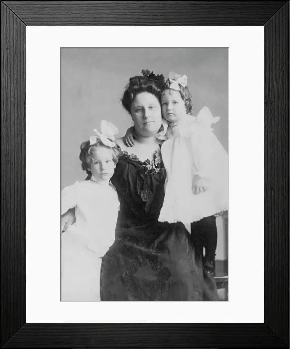 Framed Print : Mrs. Crabbe with two girls, between c1890 and 1910. Creator: Frances Benjamin Johnston Framed Print : Mrs. Crabbe with two girls, between c1890 and 1910. Creator: Frances Benjamin Johnston