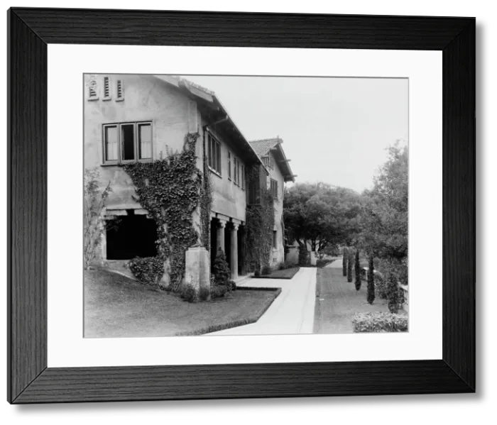 Framed Print : Il Paradiso, Mrs. Dudley Peter Allen house, 1188 Hillcrest Avenue, Oak Knoll, Pasadena, CA, 1917. Creator: Frances Benjamin Johnston. Il Paradiso, Mrs. Dudley Peter Allen house, 1188 Hillcrest Avenue, Oak Knoll, Pasadena, CA, 1917 Framed Print : Il Paradiso, Mrs. Dudley Peter Allen house, 1188 Hillcrest Avenue, Oak Knoll, Pasadena, CA, 1917. Creator: Frances Benjamin Johnston. Il Paradiso, Mrs. Dudley Peter Allen house, 1188 Hillcrest Avenue, Oak Knoll, Pasadena, CA, 1917