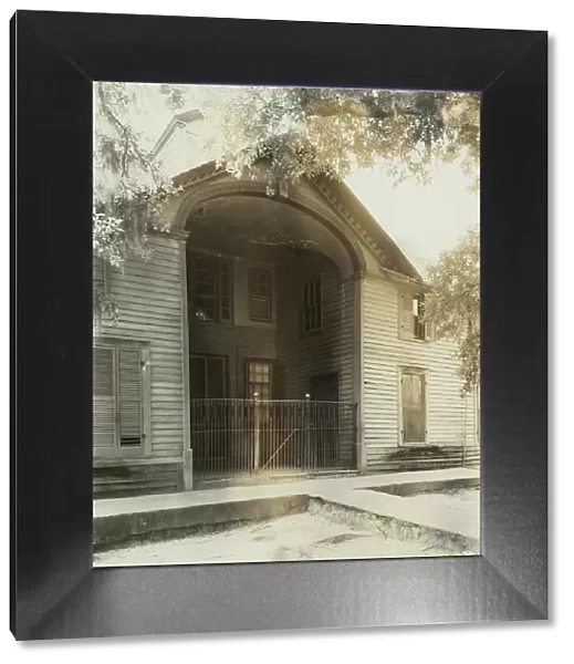 Unidentified building, Natchez vic. Adams County, Mississippi, 1938. Creator: Frances Benjamin Johnston