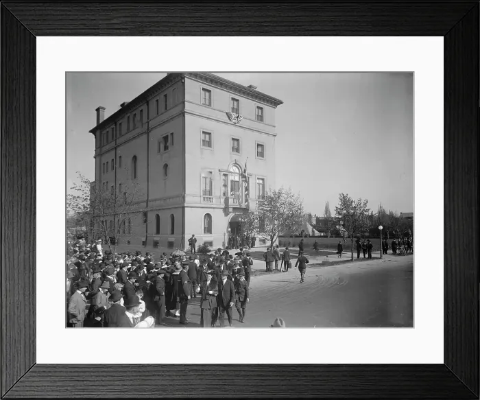Framed Print : British Commission To U.S. - Arrival At Long Residence, 1917. Creator: Harris & Ewing. British Commission To U.S. - Arrival At Long Residence, 1917. Creator: Harris & Ewing Framed Print : British Commission To U.S. - Arrival At Long Residence, 1917. Creator: Harris & Ewing. British Commission To U.S. - Arrival At Long Residence, 1917. Creator: Harris & Ewing