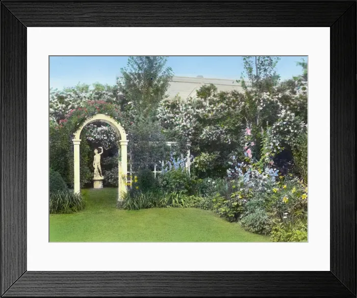 Framed Print : Westlawn, Edward Tiffany Dyer house, Great Plains Road, Southampton, New York, 1914. Creator: Frances Benjamin Johnston. Westlawn, Edward Tiffany Dyer house, Great Plains Road, Southampton, New York, 1914 Framed Print : Westlawn, Edward Tiffany Dyer house, Great Plains Road, Southampton, New York, 1914. Creator: Frances Benjamin Johnston. Westlawn, Edward Tiffany Dyer house, Great Plains Road, Southampton, New York, 1914