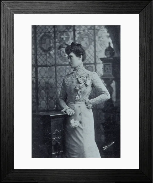 Framed Print : Lillian Thomas, artist, three-quarter length portrait, c1900. Creator: Unknown Framed Print : Lillian Thomas, artist, three-quarter length portrait, c1900. Creator: Unknown