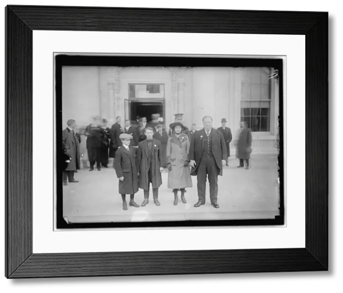 Framed Print : William Howard Taft and family, between 1910 and 1921. Creator: Harris & Ewing. William Howard Taft and family, between 1910 and 1921. Creator: Harris & Ewing Framed Print : William Howard Taft and family, between 1910 and 1921. Creator: Harris & Ewing. William Howard Taft and family, between 1910 and 1921. Creator: Harris & Ewing