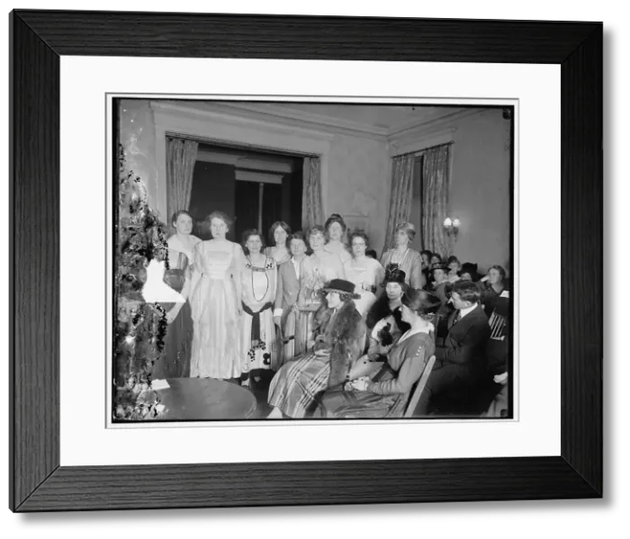 Framed Print : Occoquan dinner, between 1910 and 1920. Creator: Harris & Ewing. Occoquan dinner, between 1910 and 1920. Creator: Harris & Ewing Framed Print : Occoquan dinner, between 1910 and 1920. Creator: Harris & Ewing. Occoquan dinner, between 1910 and 1920. Creator: Harris & Ewing