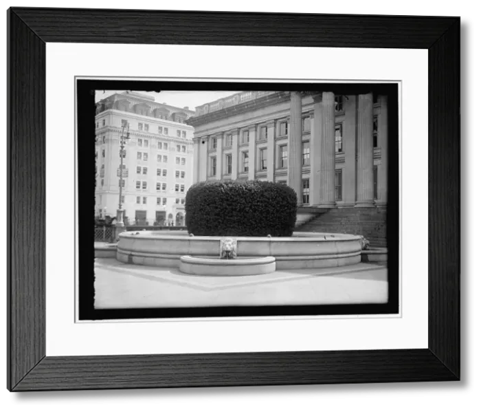 Framed Print : Fountain, between 1909 and 1914. Creator: Harris & Ewing. Fountain, between 1909 and 1914. Creator: Harris & Ewing Framed Print : Fountain, between 1909 and 1914. Creator: Harris & Ewing. Fountain, between 1909 and 1914. Creator: Harris & Ewing
