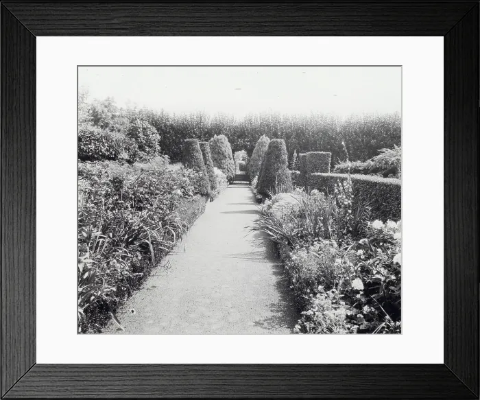 Framed Print : Maudesleigh, Frederick Strong Moseley house, Newburyport, Massachusetts, 1920. Creator: Frances Benjamin Johnston. Maudesleigh, Frederick Strong Moseley house, Newburyport, Massachusetts, 1920. Creator: Frances Benjamin Johnston Framed Print : Maudesleigh, Frederick Strong Moseley house, Newburyport, Massachusetts, 1920. Creator: Frances Benjamin Johnston. Maudesleigh, Frederick Strong Moseley house, Newburyport, Massachusetts, 1920. Creator: Frances Benjamin Johnston