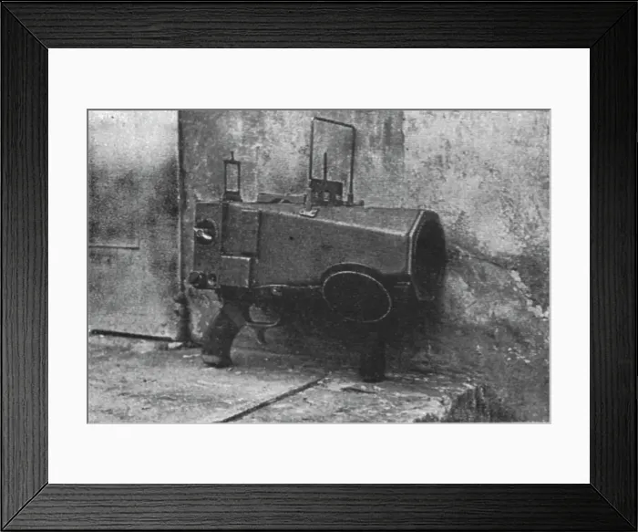 Framed Print : Pistolet telephotographique des Aviateurs allemands; l'appareil vu du cote droit, 1916. Creator: Unknown Framed Print : Pistolet telephotographique des Aviateurs allemands; l'appareil vu du cote droit, 1916. Creator: Unknown