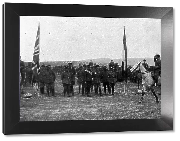 Une ceremonie militaire a Salonique; defile des troupes Britanniques devant les deux... 1916. Creator: Unknown