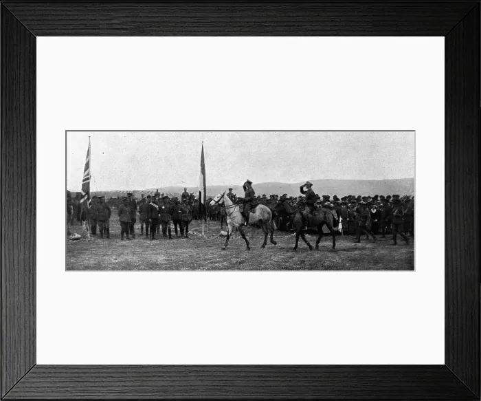 Framed Print : Une ceremonie militaire a Salonique; defile des troupes Britanniques devant les deux... 1916. Creator: Unknown Framed Print : Une ceremonie militaire a Salonique; defile des troupes Britanniques devant les deux... 1916. Creator: Unknown