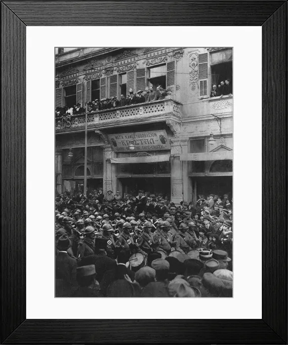 Framed Print : Le armee Francaise a Salonique; la foule se presse sur le passage de nos troupes... 1916. Creator: Henri Manuel Framed Print : Le armee Francaise a Salonique; la foule se presse sur le passage de nos troupes... 1916. Creator: Henri Manuel