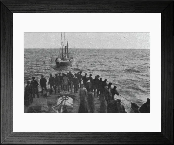 Framed Print : La chasse aux voiliers Turcs dans la mer Noire; Saisie par le Kagoul du contrebandier... c1915. Creator: Unknown. La chasse aux voiliers Turcs dans la mer Noire; Saisie par le Kagoul du contrebandier... c1915. Creator: Unknown