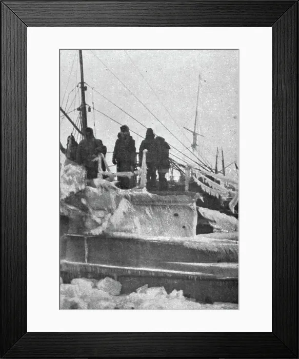 Framed Print : Sous-marin anglais rentrant de croisiere dans la Baltique, c1915. Creator: Unknown Framed Print : Sous-marin anglais rentrant de croisiere dans la Baltique, c1915. Creator: Unknown