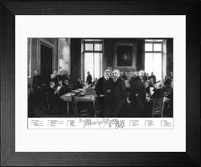Framed Print : La commission senatoriale de l'armee.-- une suspension de séance l'audition de trois... c1916. Creator: Unknown Framed Print : La commission senatoriale de l'armee.-- une suspension de séance l'audition de trois... c1916. Creator: Unknown