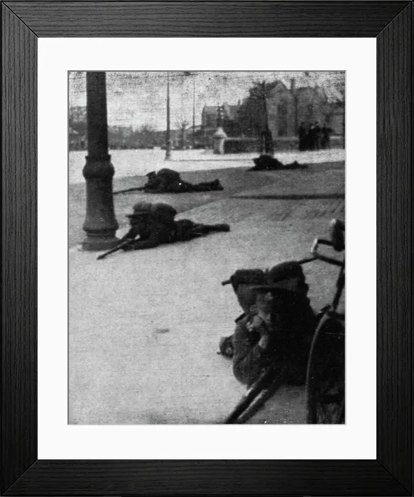 Framed Print : Dublin Apres L'Emeute; Pendant la lutte contre l'emeute : soldats guettrant les rebelles, 1916. Creator: Unknown Framed Print : Dublin Apres L'Emeute; Pendant la lutte contre l'emeute : soldats guettrant les rebelles, 1916. Creator: Unknown