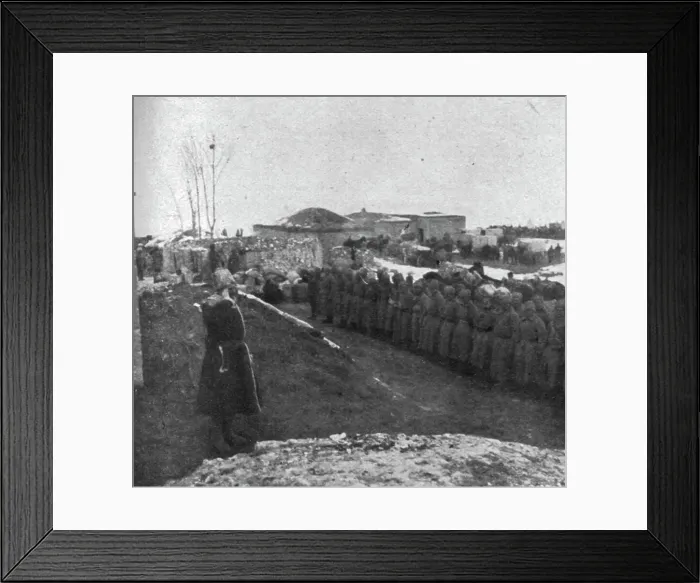 Framed Print : Le general Kalitine felicite les soldats qui ont occupe Hassan-Kale, sur la route d'Erzeroum, 1916 Creator: Unknown Framed Print : Le general Kalitine felicite les soldats qui ont occupe Hassan-Kale, sur la route d'Erzeroum, 1916 Creator: Unknown