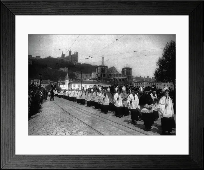 Framed Print : La procession des Cardinaux, Archeveques et Eveques, aux funerailles du primat... 1916. Creator: Unknown Framed Print : La procession des Cardinaux, Archeveques et Eveques, aux funerailles du primat... 1916. Creator: Unknown