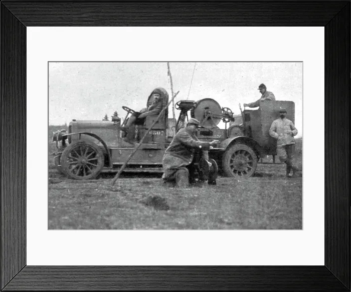 Framed Print : La Saucisse'; L'observateur et son travail. Le treuil sur automobile, 1916. Creator: Unknown. La Saucisse'; L'observateur et son travail. Le treuil sur automobile, 1916. Creator: Unknown Framed Print : La Saucisse'; L'observateur et son travail. Le treuil sur automobile, 1916. Creator: Unknown. La Saucisse'; L'observateur et son travail. Le treuil sur automobile, 1916. Creator: Unknown