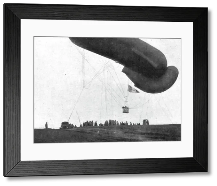Framed Print : La Saucisse'; Le gouvernail a pris forme : le ballon s'eleve, 1916. Creator: Unknown. La Saucisse'; Le gouvernail a pris forme : le ballon s'eleve, 1916. Creator: Unknown Framed Print : La Saucisse'; Le gouvernail a pris forme : le ballon s'eleve, 1916. Creator: Unknown. La Saucisse'; Le gouvernail a pris forme : le ballon s'eleve, 1916. Creator: Unknown