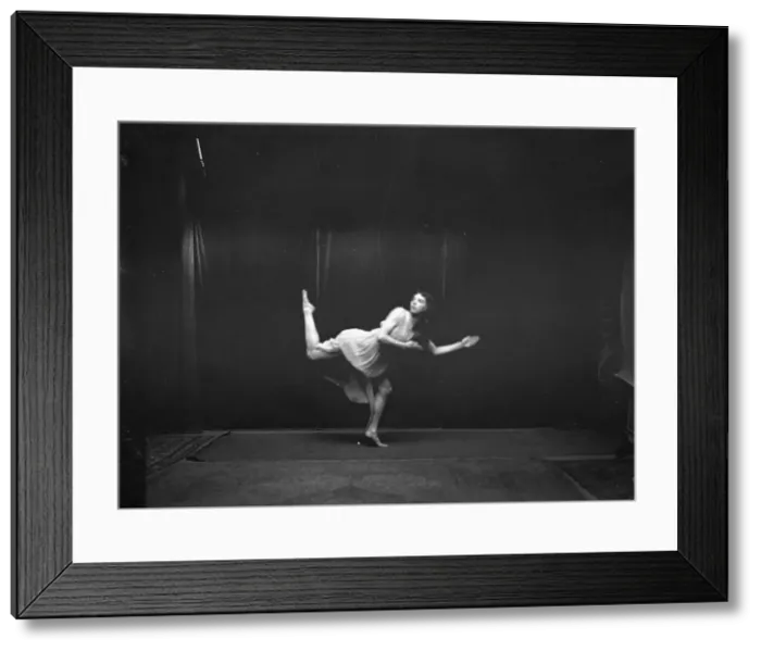 Framed Print : Marion Morgan dancers, between 1914 and 1927. Creator: Arnold Genthe Framed Print : Marion Morgan dancers, between 1914 and 1927. Creator: Arnold Genthe