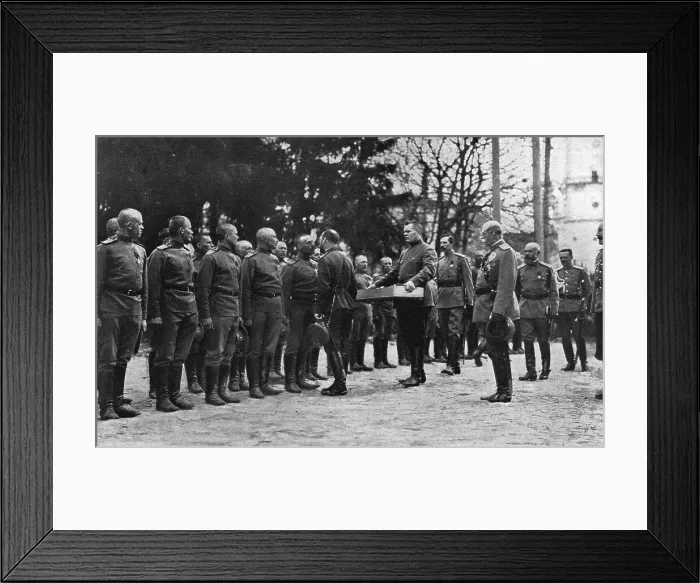 Framed Print : Le baiser de Paques du Tzar a ses soldats; Pour la fete de Paques, la plus grande... 1916. Creator: Unknown Framed Print : Le baiser de Paques du Tzar a ses soldats; Pour la fete de Paques, la plus grande... 1916. Creator: Unknown