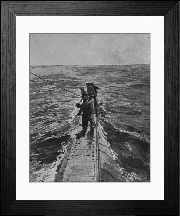 Framed Print : Sur le pont du sous-marin : les marins britanniques sauvant ceux qui, une... 1916. Creator: Unknown Framed Print : Sur le pont du sous-marin : les marins britanniques sauvant ceux qui, une... 1916. Creator: Unknown