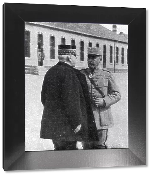 Le commandement devant Verdun; Le general Joffre et le general Nivelle, 1916. Creator: Unknown