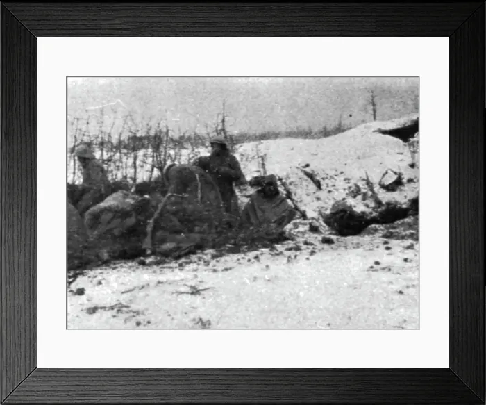 Framed Print : Une semaine de combats sur la rive gauche de la Meuse; 10 mars (10 Heures).--La tranchee... 1916. Creator: Unknown Framed Print : Une semaine de combats sur la rive gauche de la Meuse; 10 mars (10 Heures).--La tranchee... 1916. Creator: Unknown