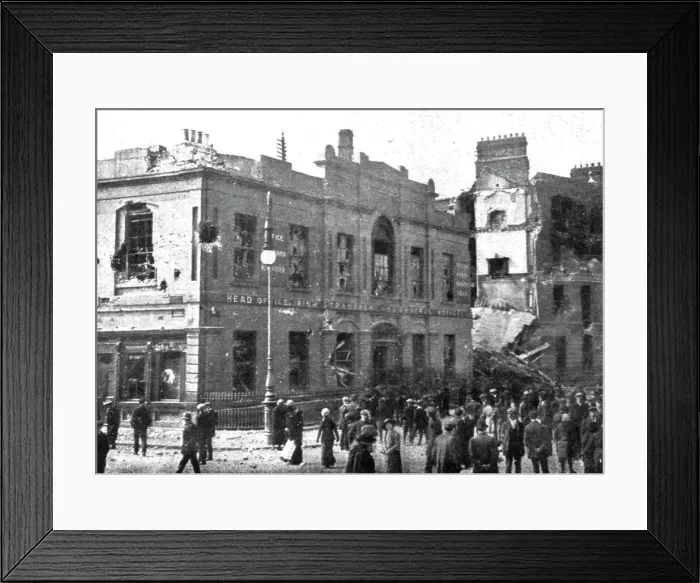 Framed Print : Dublin Apres L'Emeute; Liberty Hall, quartier general des insurges, qui fut bombarde par... 1916. Creator: Unknown