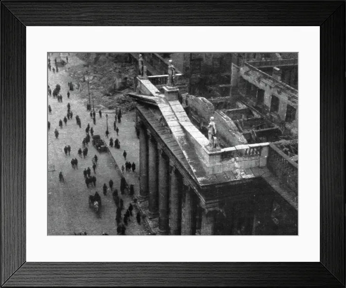Framed Print : Dublin Apres L'Emeute; Le porche du Post Office central, dans Sackville Street, vu de la... 1916. Creator: Unknown Framed Print : Dublin Apres L'Emeute; Le porche du Post Office central, dans Sackville Street, vu de la... 1916. Creator: Unknown